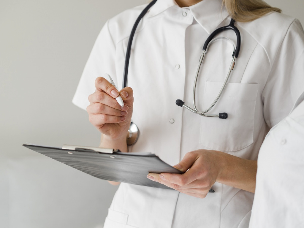 close-up-doctor-with-stethoscope 2.jpg close-up-doctor-with-stethoscope 2.jpg